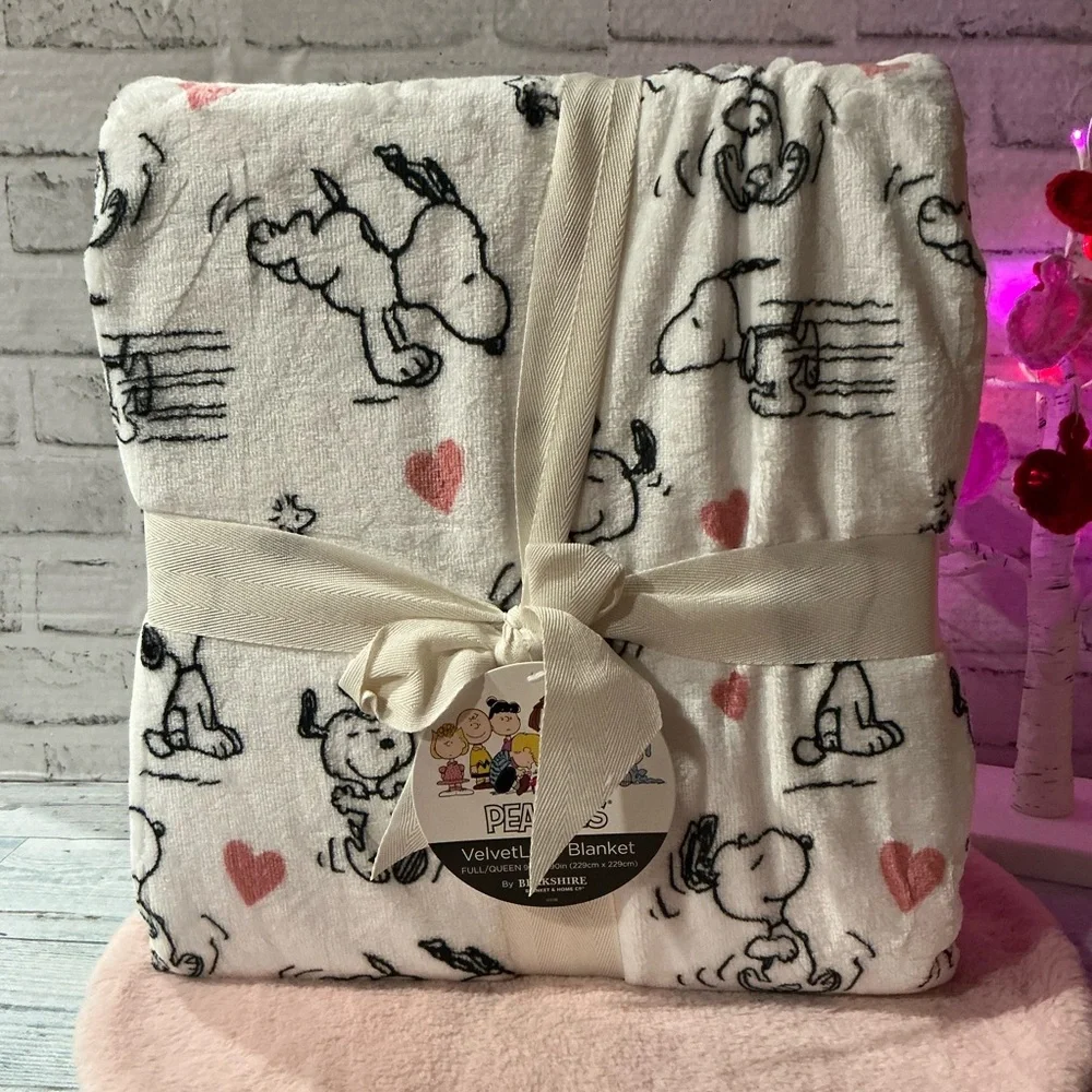 Peanuts VelvetSoft Full/Queen Size Snoopy Poses & Paws Valentines Day Blanket